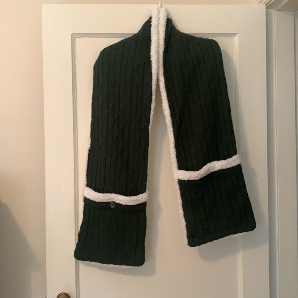 Cable knit scarf with pockets and fleece lining